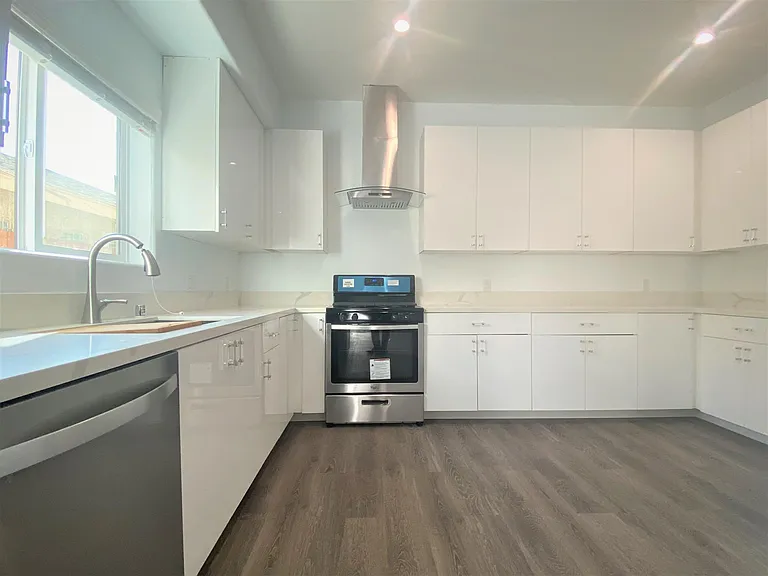 428 N Harvard Blvd — Photo 10