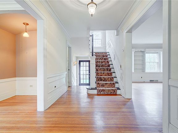 5th image of 375 Yarmouth Rd