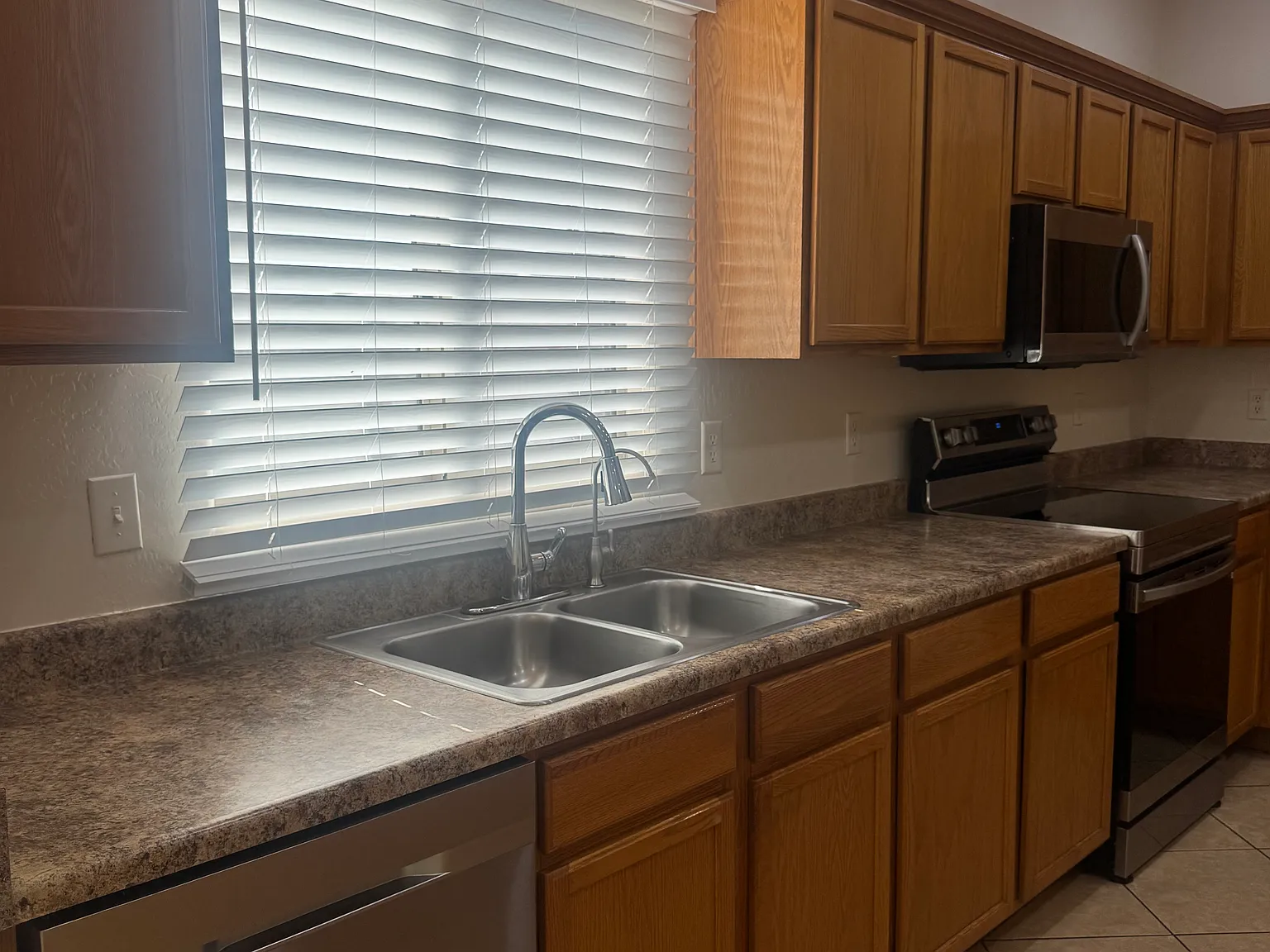 4 bed, 2.5 bath, 1894 sqft, $1,995 — Photo 4