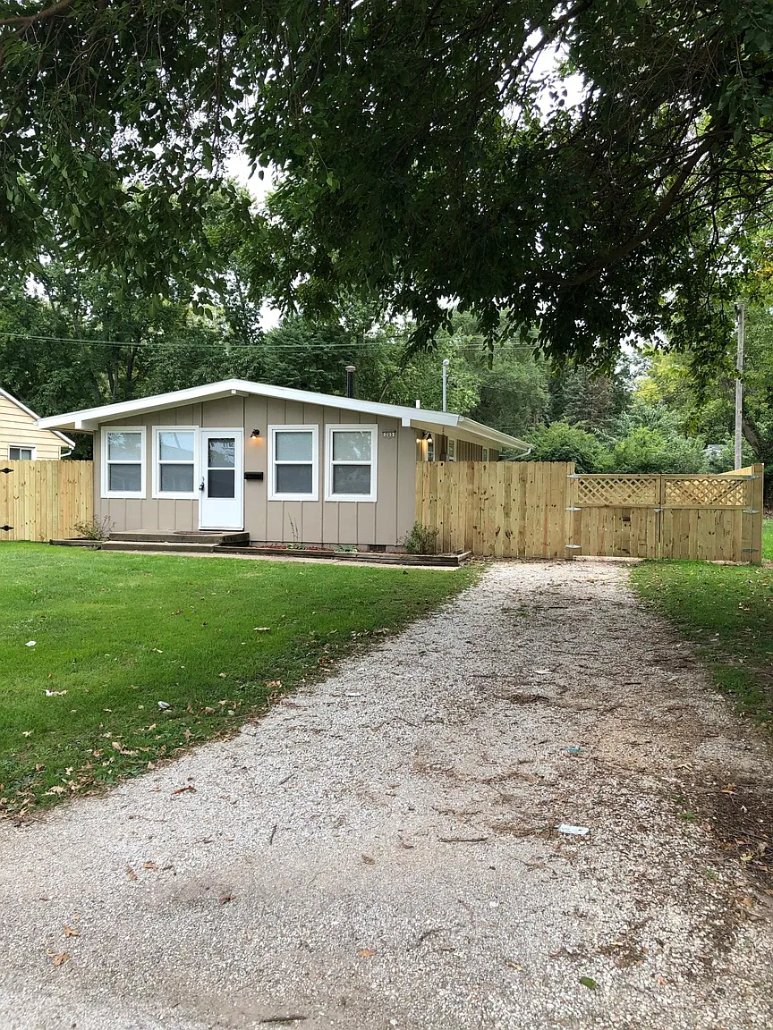 205 Edgebrook Dr photo 1