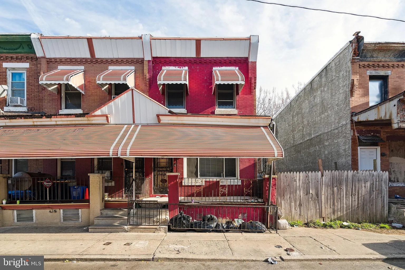 2563 N Hollywood St photo 1