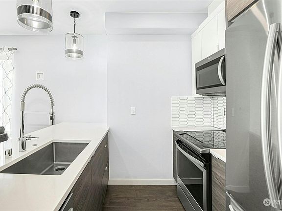 5th image of 4426 4th Ave NE #D