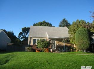 25 Greenwood Dr, North Babylon, NY 11703