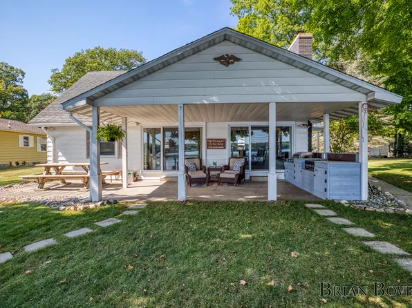 5530 Cozy Point Dr, Newaygo, MI 49337