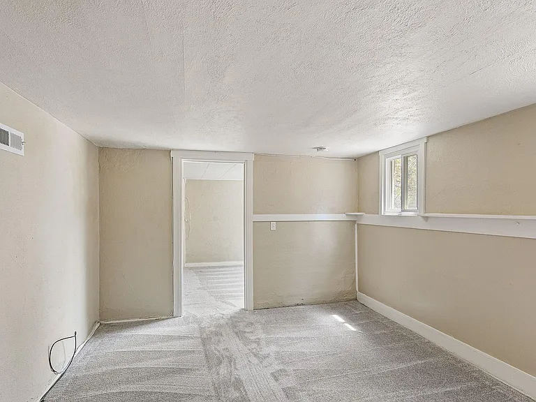 1099 Gilbert St — Photo 39