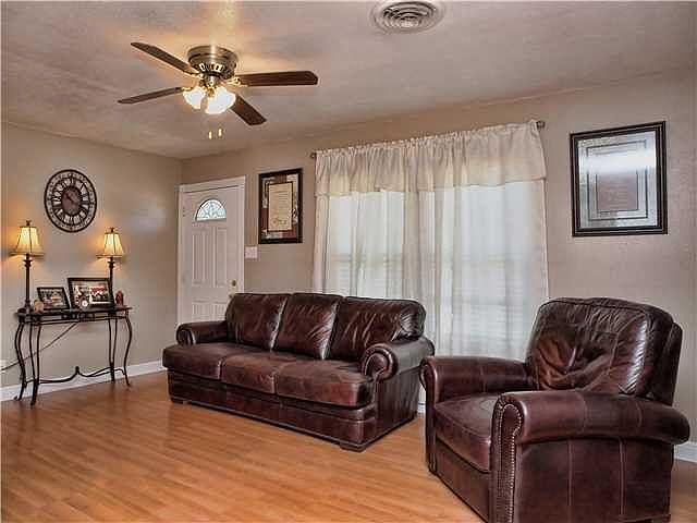 1st image of 208 N Brushy St