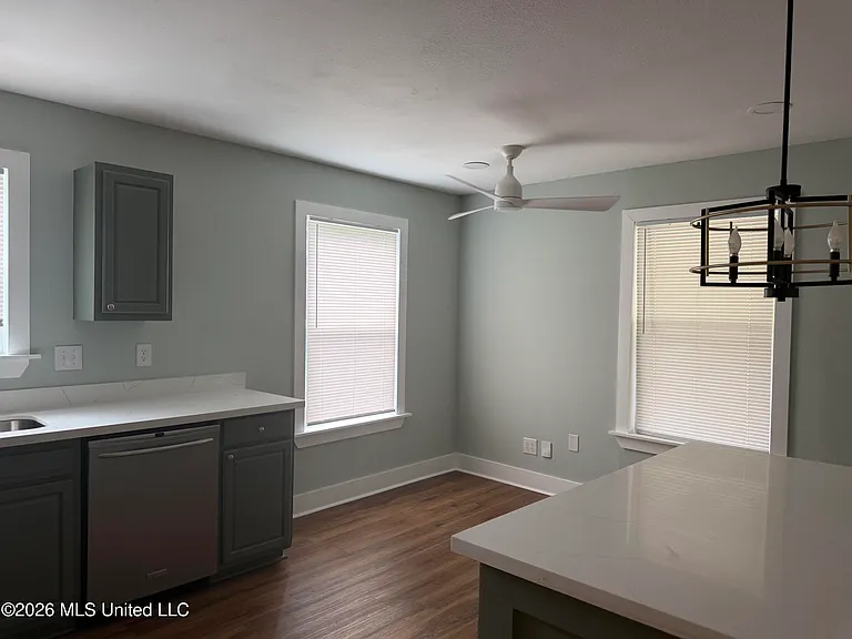 412 Robert St — Photo 8