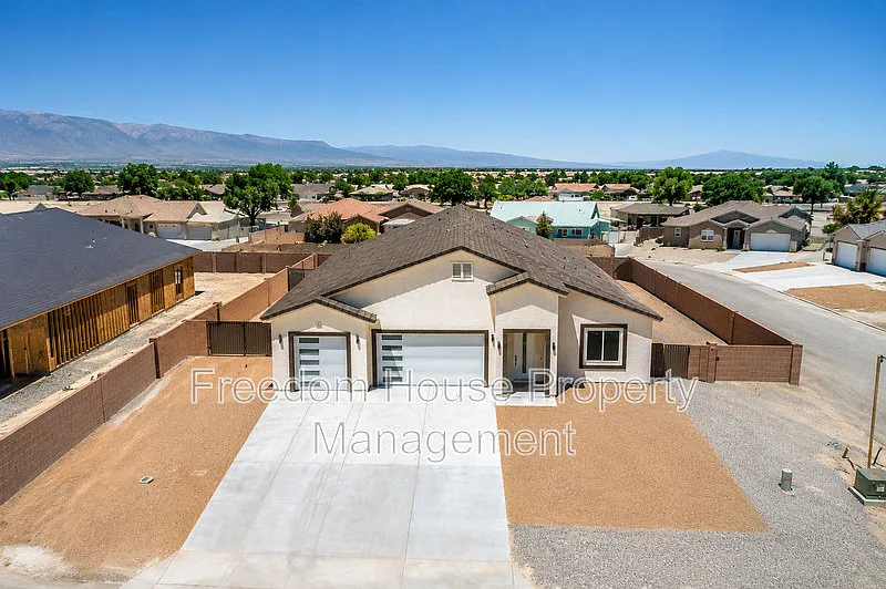 3 bed, 2.5 bath, 2410 sqft, $2,541 — Photo 2