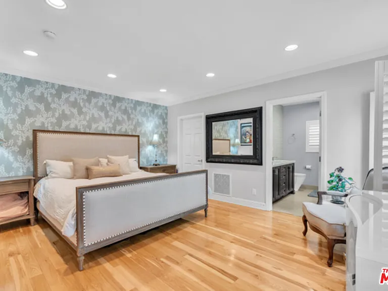 326 N Doheny Dr — Photo 18