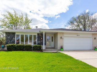 925 Walnut Dr, Darien, IL