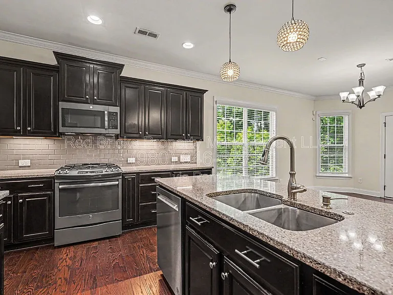 655 Brookhaven Dr — Photo 13