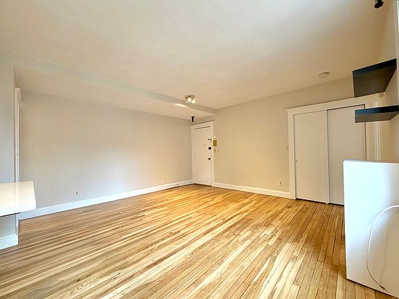 3rd image of 110 Lanark Rd APT 8
