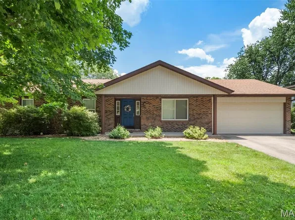 33 Village Dr, Swansea, IL 62226
