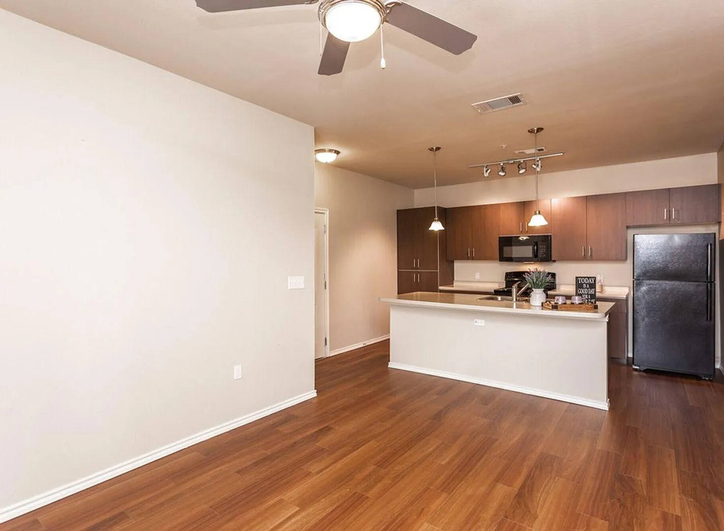 Santa Anna Apartments — Photo 3