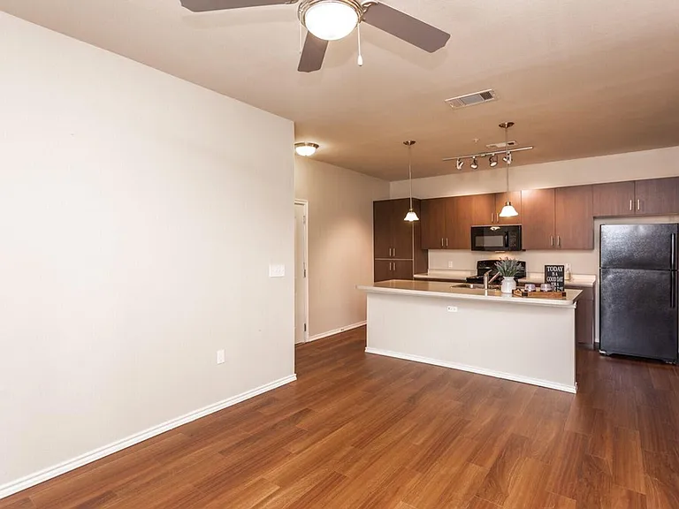 Santa Anna Apartments — Photo 3