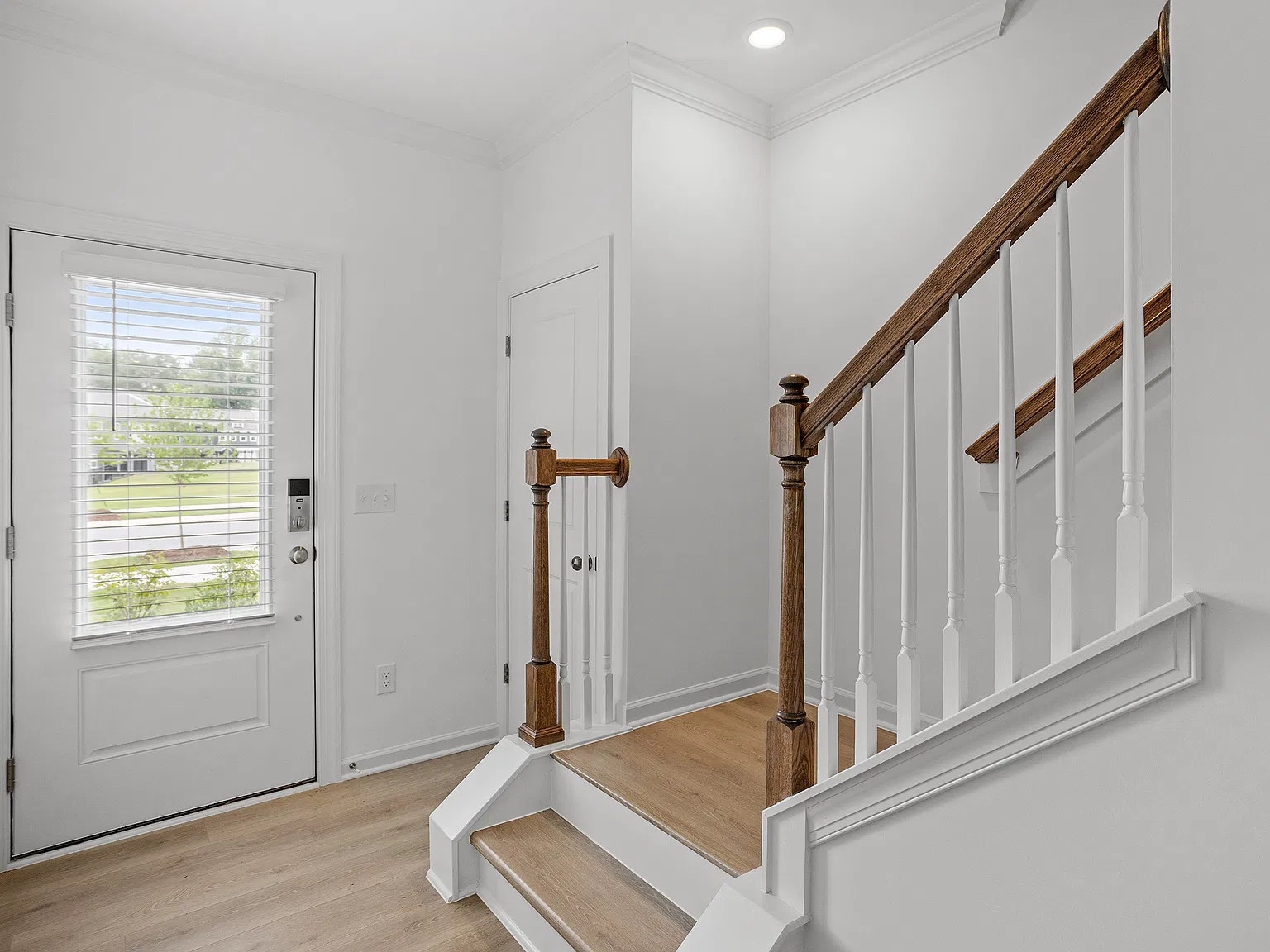 3 bed, 1616 sqft, $2,400 — Photo 2