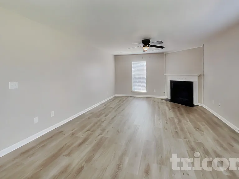 1402 Weston Ln — Photo 2