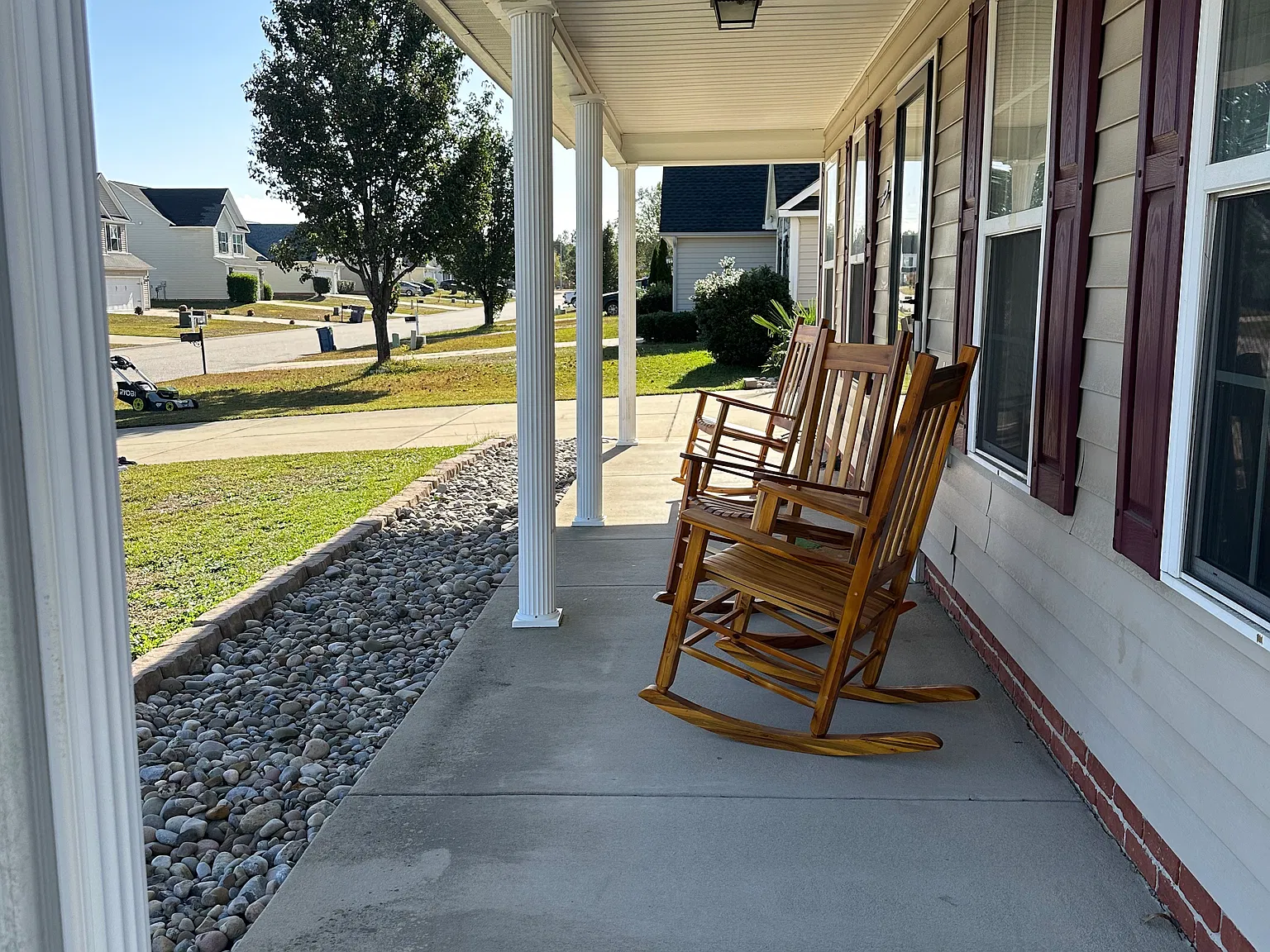 4 bed, 2.5 bath, 2021 sqft, $2,300 — Photo 2