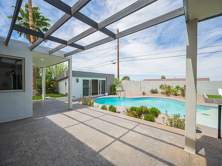 330 E Country Club Dr — Photo 18