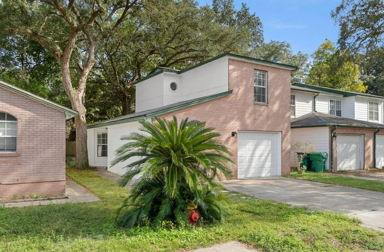 3 bed, 2.5 bath, 1248 sqft, $2,110 — Photo 3