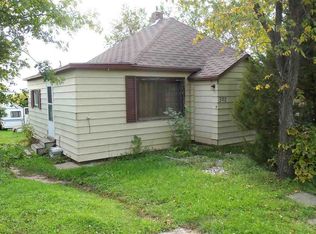 302 E Division St, Kenmare, ND 58746