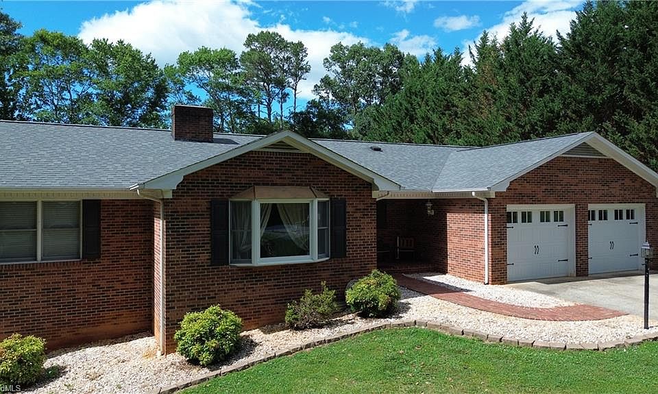 1st image of 204 Windsor Park Dr