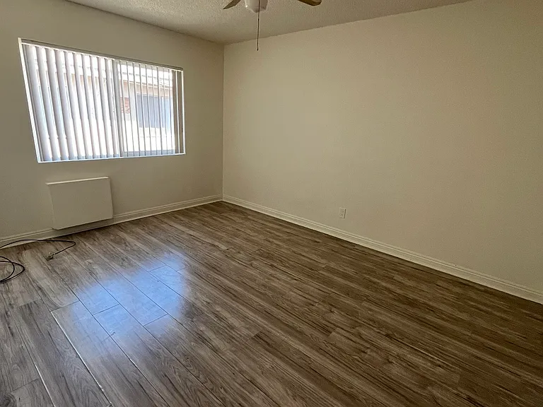 14612 Wyandotte St #9 — Photo 7
