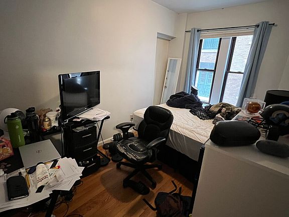 5th image of 448 Park Dr APT 3