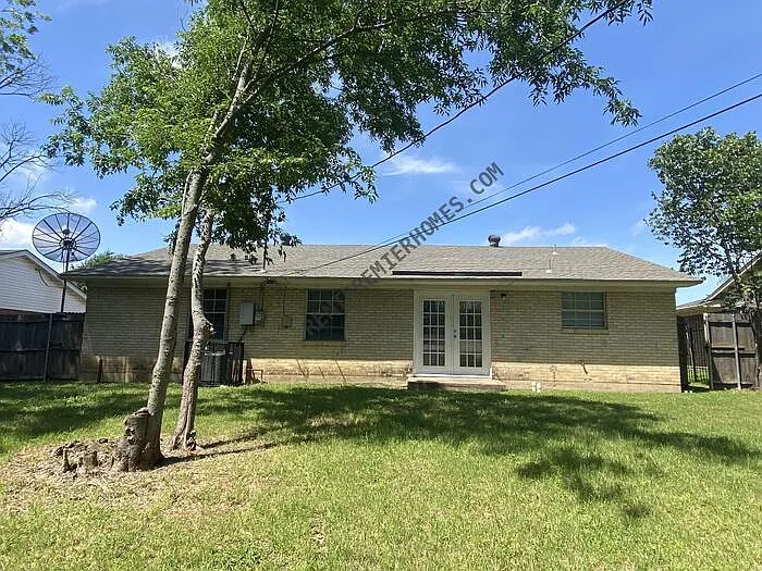 3 bed, 2.0 bath, 1228 sqft, $1,950 — Photo 2