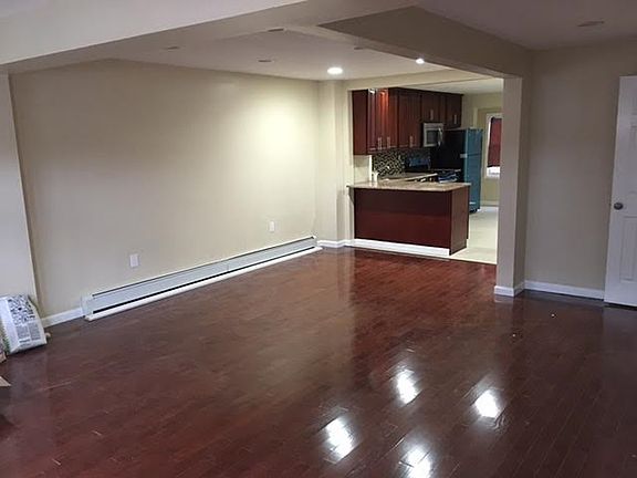 3rd image of 921 East 88th