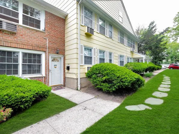 615 Towne House Rd Village #615, Hauppauge, NY 11749