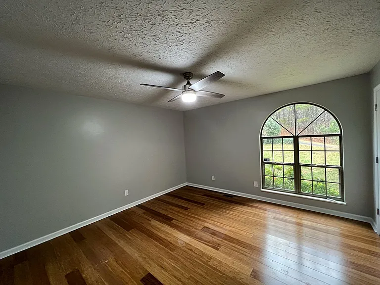 670 Emerald Ave — Photo 2
