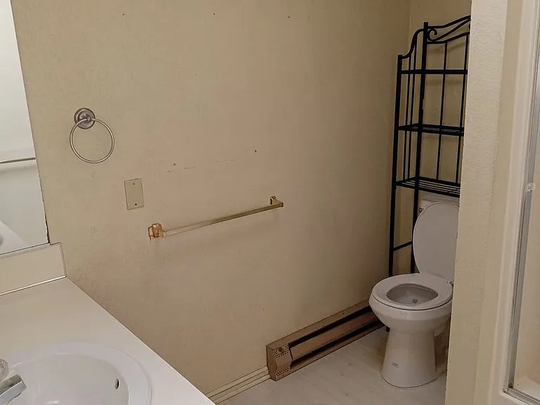 437 NE Jackson St — Photo 9