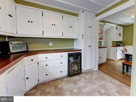 3rd image of 1015 Wall St