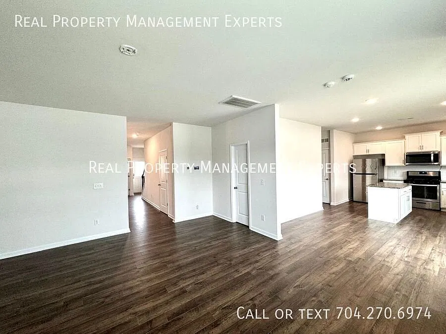 Spacious 4BR/2.5BA Home in Charlotte! — Photo 3