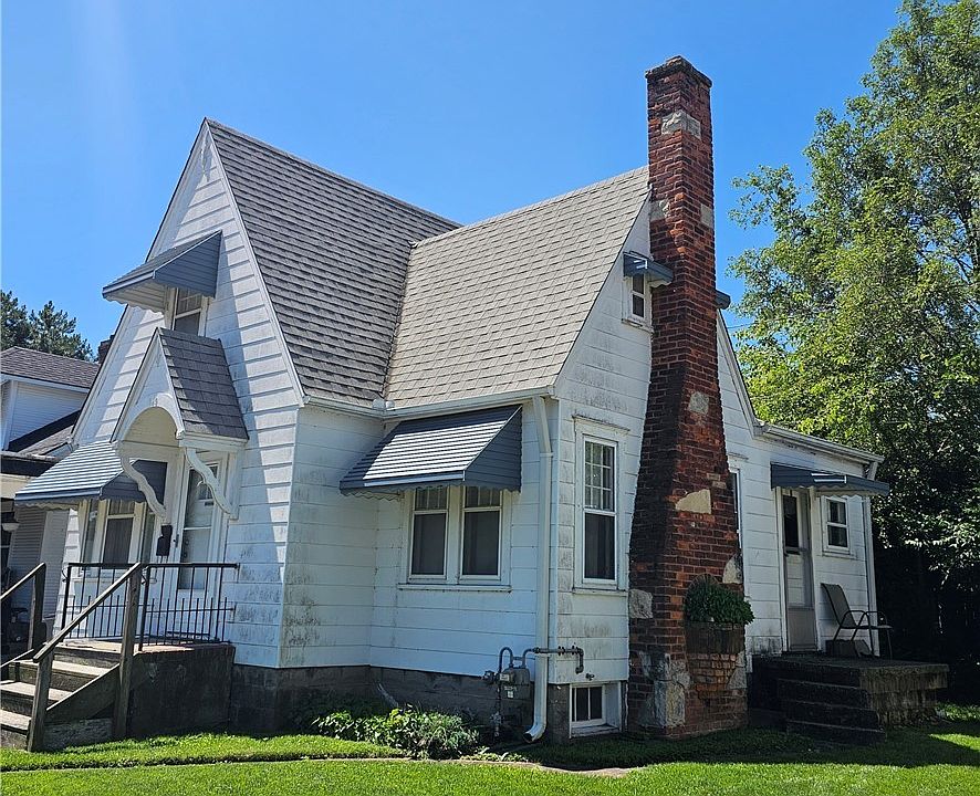1st image of 940 E Main St