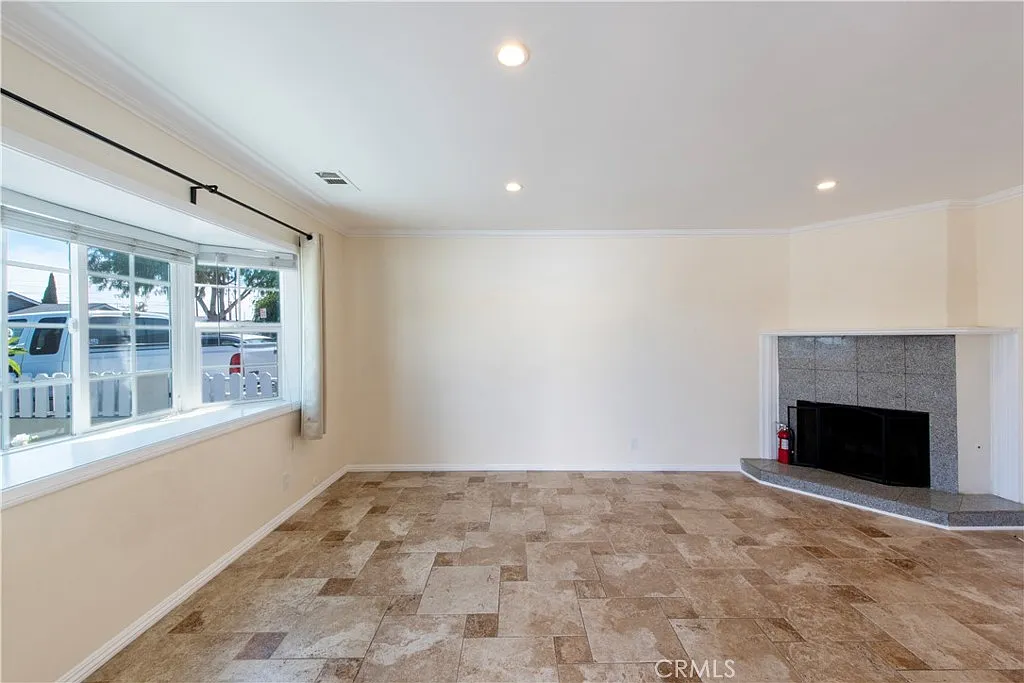 2 bed, 885 sqft, $3,400 — Photo 3