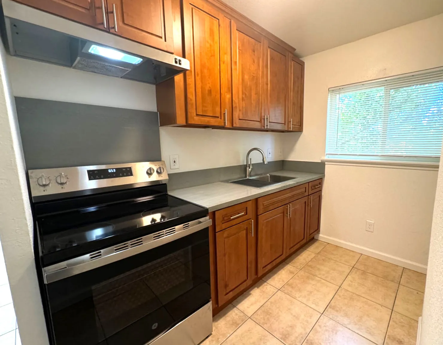 3 bed, 1000 sqft, $2,100 — Photo 2