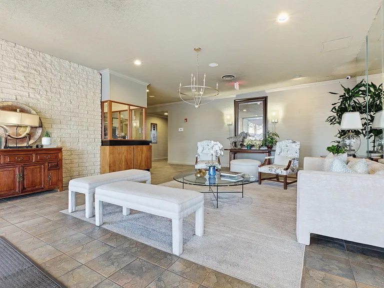 700 E 9th St #4M — Photo 17