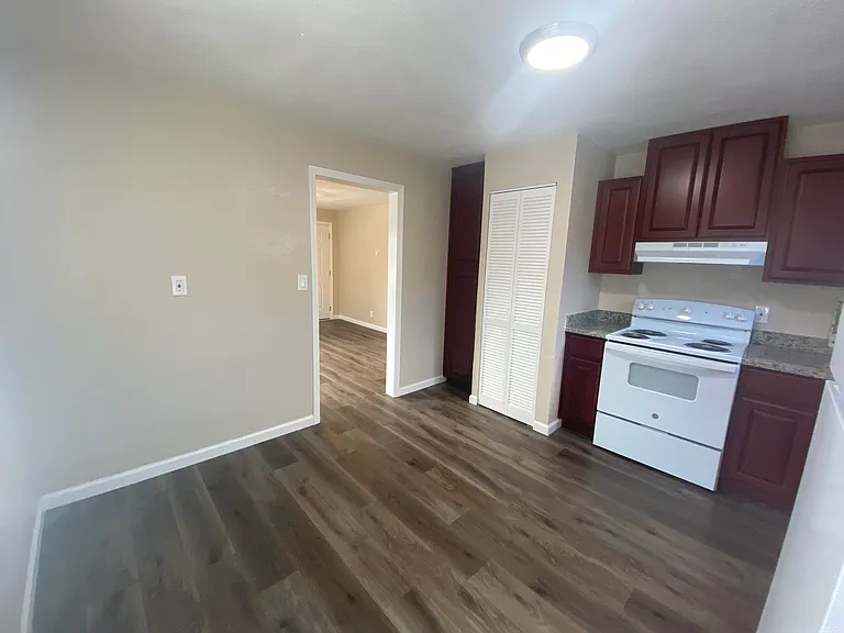 Spring Hill Court Apartments — Photo 15
