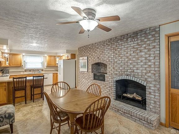 5th image of 590 Hillcrest Dr
