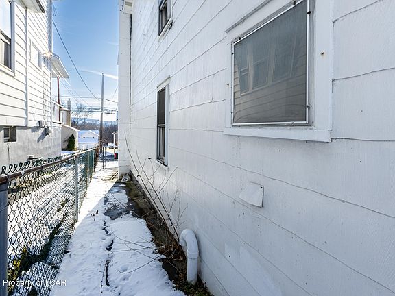 3rd image of 32 E Stanton St