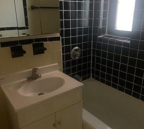 4th image of 100A Hoyt St #1A