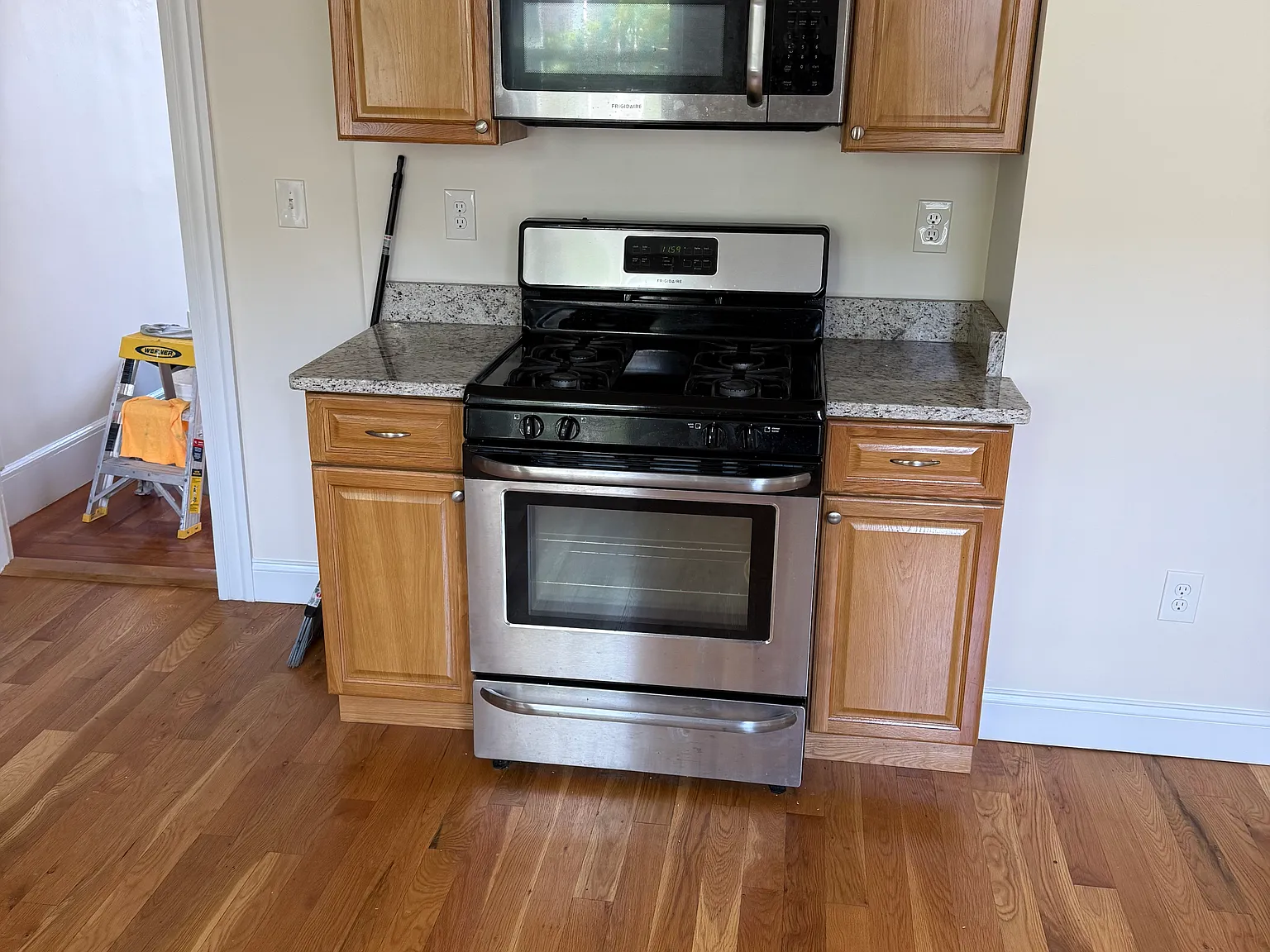 2 bed, 900 sqft, $3,000 — Photo 2