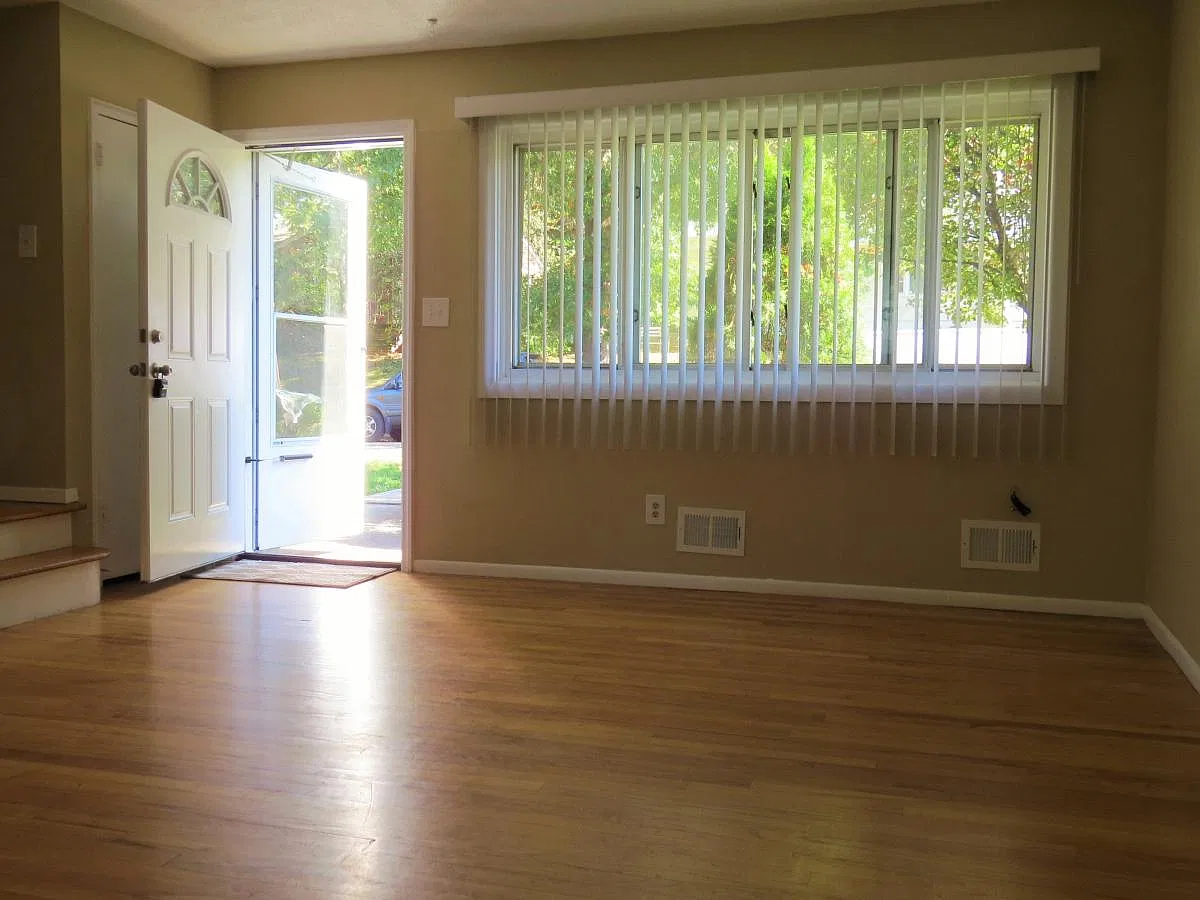 3 bed, 900 sqft, $2,400 — Photo 4