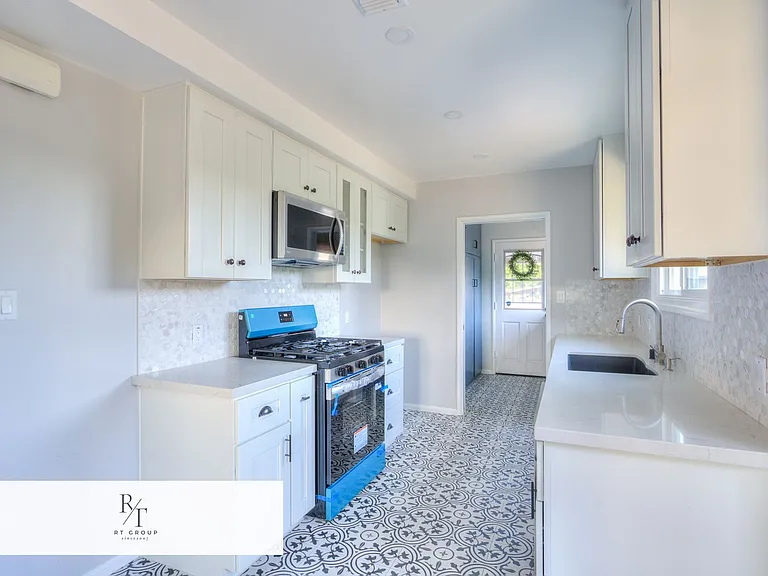 1112 Riedel Ave — Photo 7