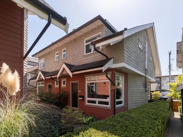 227 E 17th St, North Vancouver, BC V7L 2V8