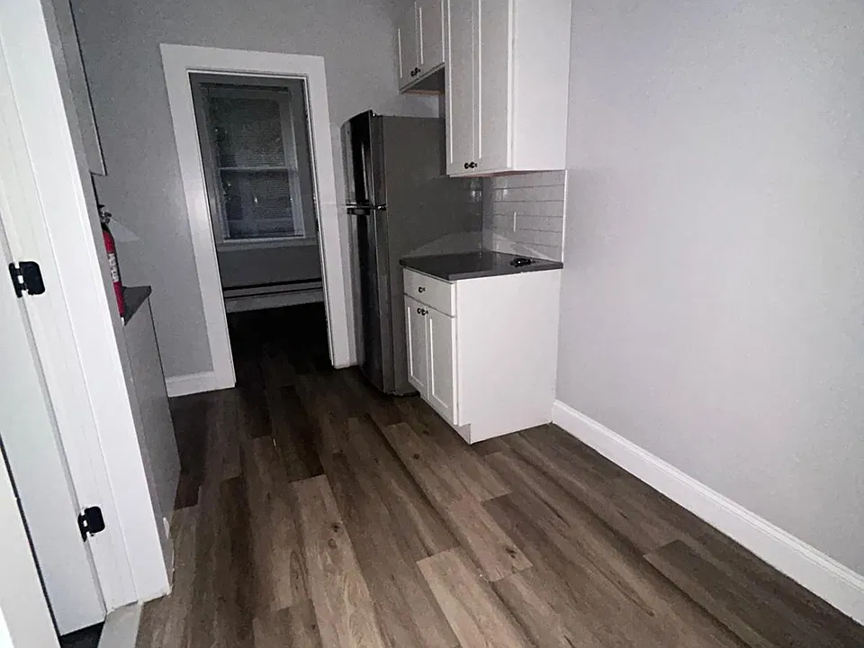 77 Ashland Ave #3L