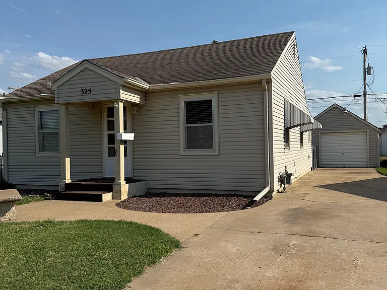325 Woodlawn Ave — Photo 2