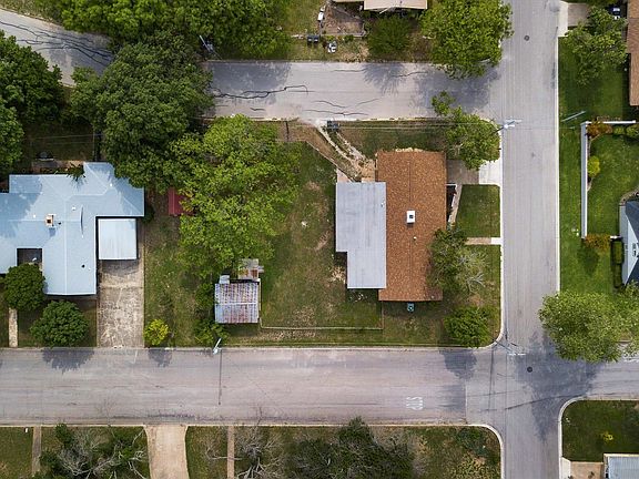 4th image of 901 E Tate St